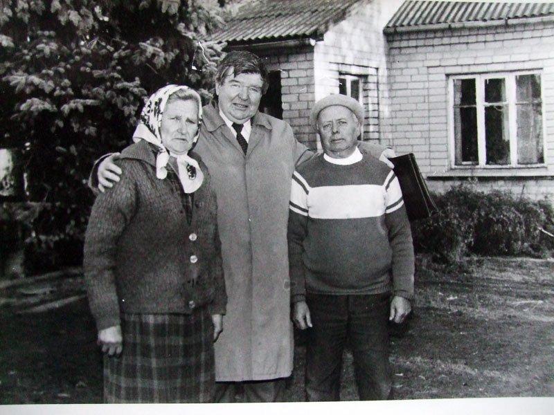 Pranas Mikalauskas su vaikystės kaimyne Aleksandra Jariene ir Padauguviečiu Petru Kačiuliu