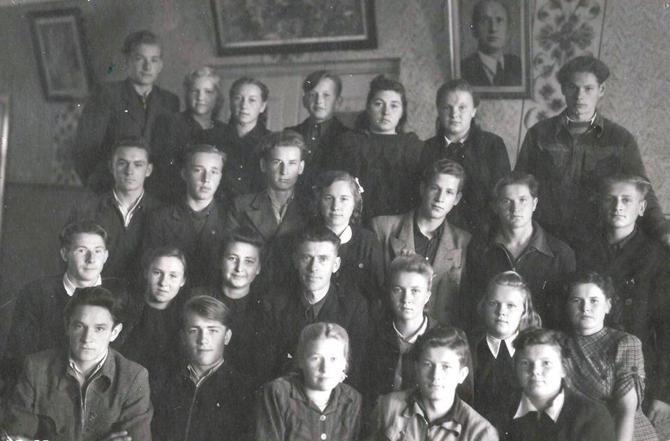 Vilkijos mokiniai 1950-1952. Mokytojas Vaitiekūnas. Ilgametis mokytojas. Dėstė fizikos mokslus.
