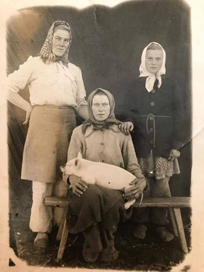 Lietuvės seserys tremtyje Žigalovo kaime, Irkutskas, 1954 m. Iš kairės Marijona, Monika (sėdi su paršeliu), Danutė. Iš Sibiro į Tėvynę po 7 metų tremties visos grįžo sveikos ir gyvos