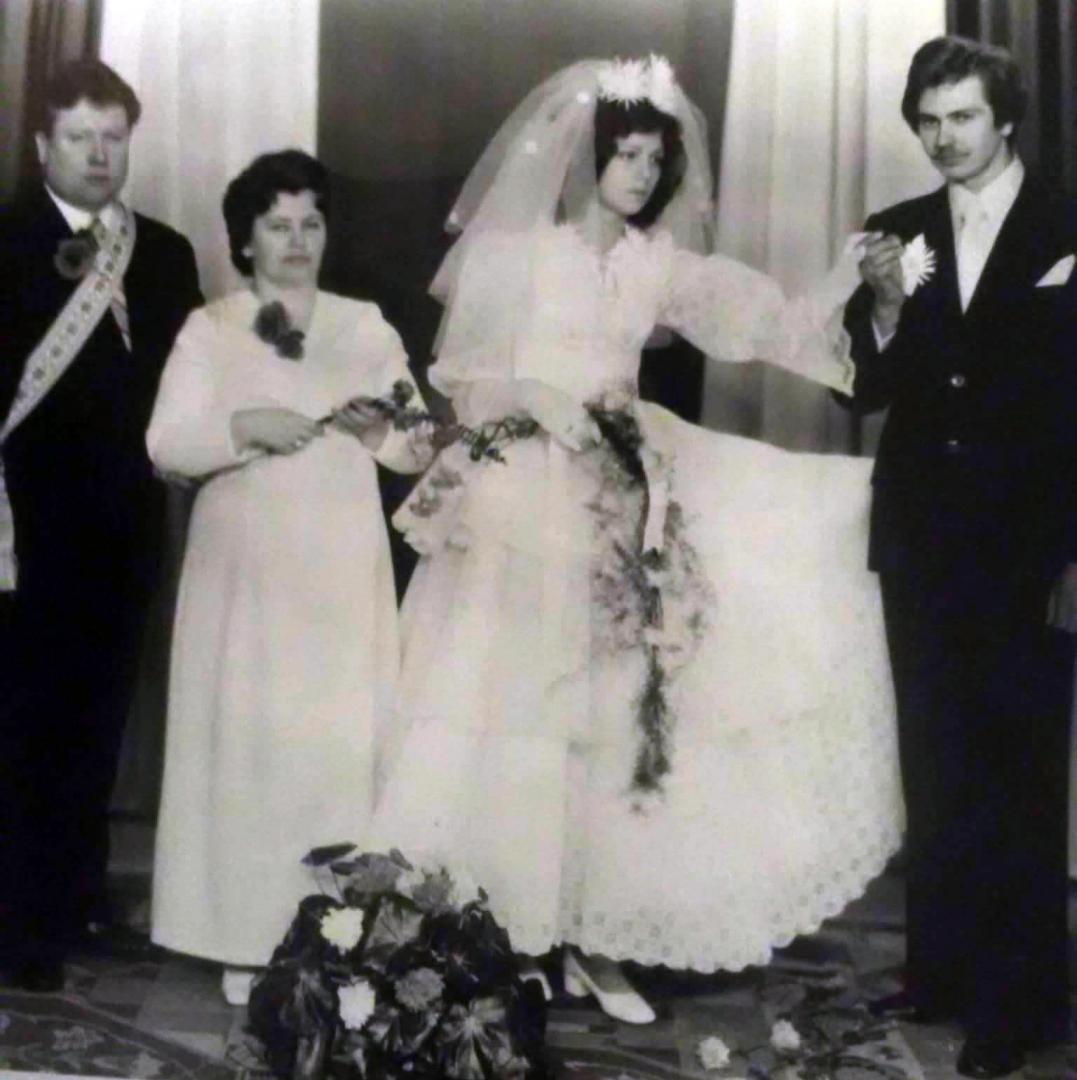 Danute ir Rimute. Lai žydi Jums gėlės, o mus spaus vargai prisiminkite Danute ir Rimute, kaip tetukei bus blogai. Janė ir povilas 1977 04 10