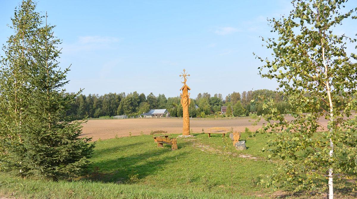 Atminimo kryžius Antalkių kaimui atminti. Sadauskų iniciatyva.