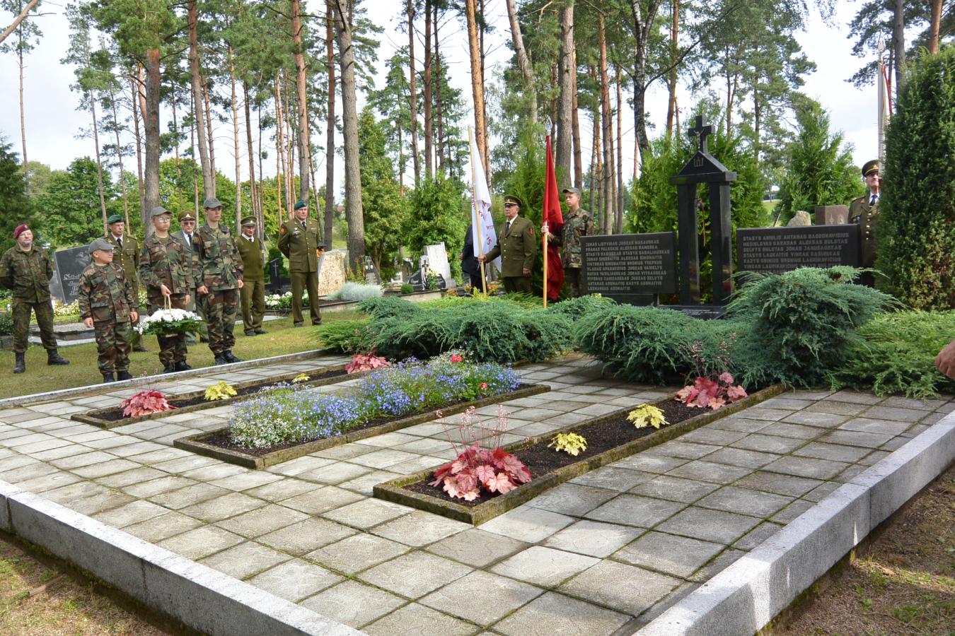 Partizanų perlaidojimo vietoje pagerbiami žuvusieji.