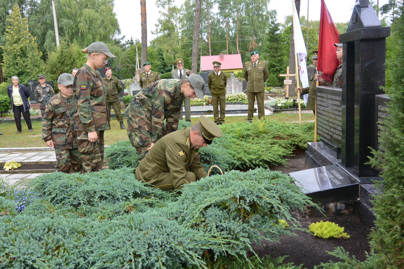 Partizanų perlaidojimo vietoje pagerbiami žuvusieji.