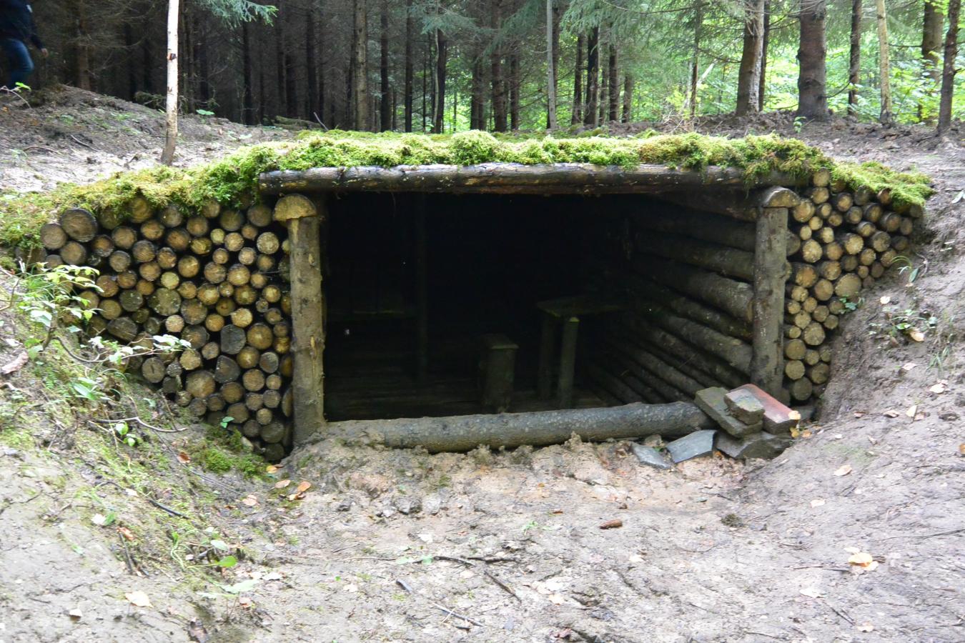 Šis yra pirmas iš trijų šlaitinių bunkerių. Šitas pats mažiausias, trečiasis, kurį kone supa upelis, yra ant šlaito viršaus. Jis maždaug triskart didesnis nei šis