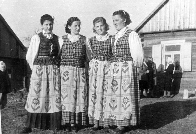 Iš kairės - Irena Gudelevičienė (kavaliauskaitė), ?, Sasnauskienė Juzė, Aldona Sapiegienė (Laurinaitytė) 