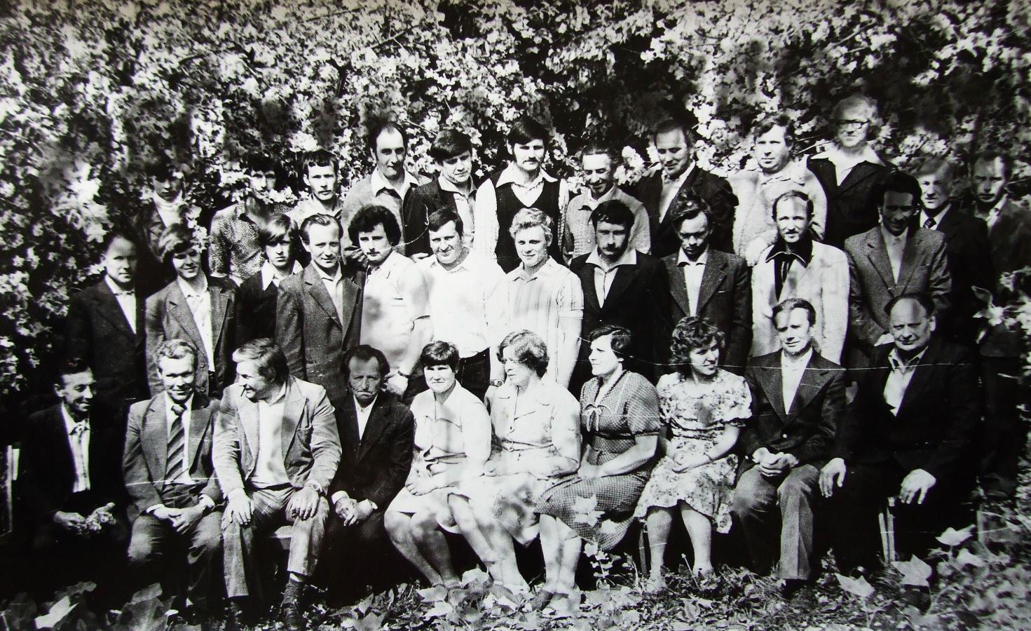 Iš kairės viršuje: 2-Petrauskas Kipras, 3-Rimkus Romas, 4-Vasiliauskas Sigitas, 5-Girlevičius Vaclovas, 6-Kavaliauskas Pranas, 7-Cielišauskas Antanas, 8-?, 9-Paškevičius Valerijus, 10-Ambrazevičius ?, 11-?, 12-Jocys Juozas Iš kairės vidurinė eilė: 1-Lužeckas Juozas, 2-Kačenauskas Algimantas, 3-Jankauskas Raimundas, 4-Jaras Albinas, 5-Vaitiekūnas Česlovas, 6-Grigelevičius Antanas, 7-Cielišauskas Jaunius, 8-Abromavičius Zigmas, 9-Vaidotas Gediminas, 10-Margelis Antanas, 11-Rakauskas Vytas. Sėdi: 1-Petronaitis Vytas, 2-Sierkaševas ?, 3-Vasiliauskas Vaclovas, 4-Simonaitis Pranas, 5-Abromavičienė Veronika, 6-Jocienė Veronika, 7-?, 8-?, 9-Grabauskas Julius, 10-Brundza Jonas --------------------------------------------------------------------------------------------------------------------------------------------------------------------------------------------------------------------------------------------------------------------------------------------------------------------------------------------------------------------