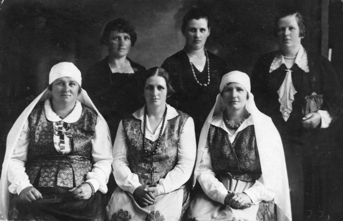 Pranciška (būsima Grigienė) su savo seserimis