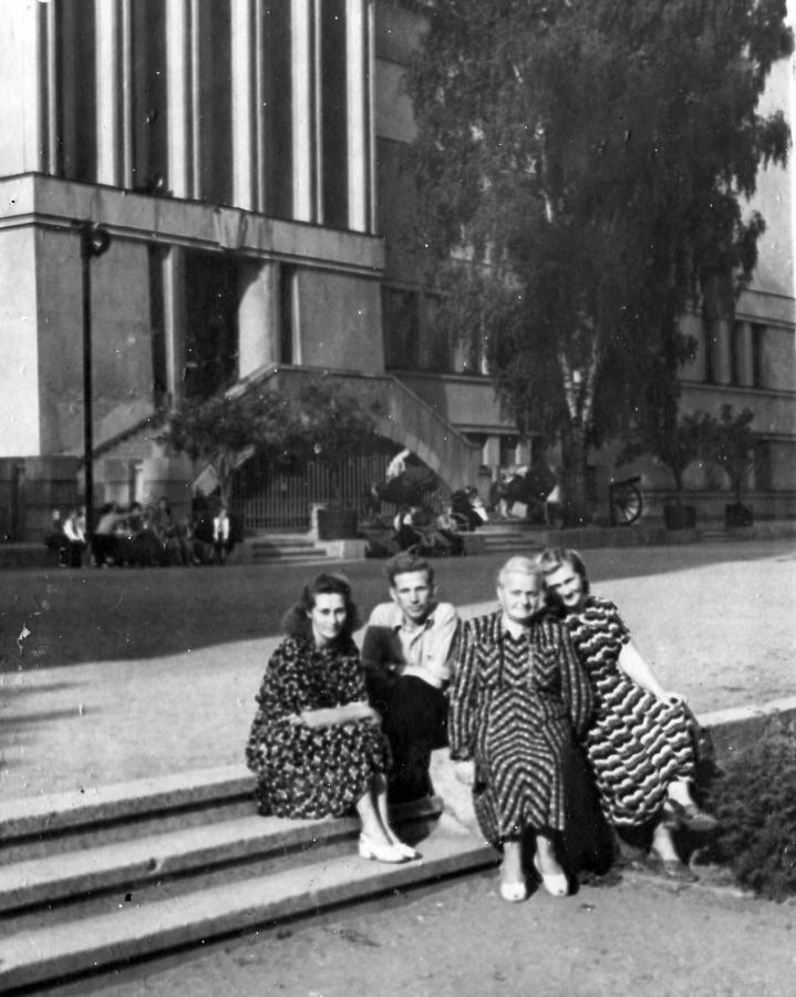 Genovaitė Grigaitė kaune prie Karo muziejaus.  Apie 1946m