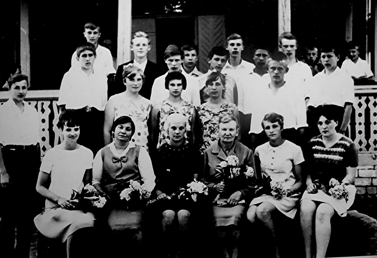 Raubatonių aštuonmetė mokykla. 1966 Aštuntokai. Iš kairės stovi: Juozas Ažukas, Algis Pranevičius, Vytas Žakelis, Jankūnaitė, Jonas Laurinavičius, Jonas Baltrušaitis, Pranas Vitkauskas, Irena Počepavičiūtė, Regina Grajauskaitė, Jonas Giedraitis, Arvydas Kavaliauskas, Juozas Rickevičius, Arvydas Leskauskas, Vaclovas Šabonas, Juozas Jaras. Sėdi mokytojos  iš kairės: Elena Keršytė, Kapočiūtė, Glikerija ?, ?, Barkauskaitė, ?