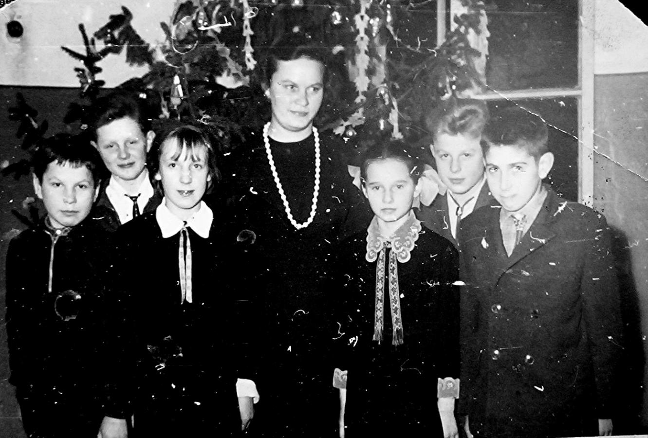 1970 padauguva. Iš kairės: Pranas Vitkauskas, Jonas Štilpa, Regina Grajauskaitė, moytoja Rakauskienė, Irena Počepavičiūtė, Kavaliauskas Antanas, Algirdas Pranevičius