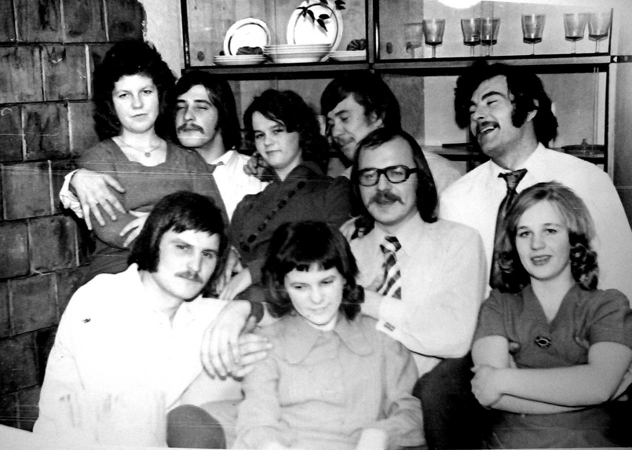 Prano gimtadienis. 1975 m. Sėdi pirma eilė iš kairės: Pranas Kavaliauskas, Zita Kaminskaitė, Liudas Sabaliauskas Aušra Cielišauskaitė. Antra eilė iš kairės: Vida Kaminskaitė, Valdas Jankauskas, Marytė Kaminskaitė, Juozas Jaras, Juozas Giedraitis