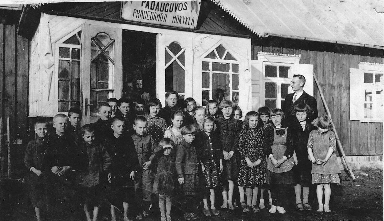 Padauguvos mokykla 1929 - 1931 metai. Mokytojas Pupa. Mokiniai iš dešinės : 2 Olė Kasparavičiūtė (Jonaitienė), 3 Jadvyga Paulauskaitė (Kasparavičienė), 5 Jadvyga Vitkauskaitė (Kavaliauskienė), 8 Pranė Kavaliauskaitė. Iš kairės 1 Bronius Ajauskas.