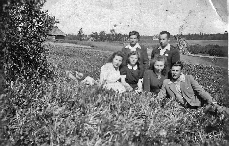 Iš dešinės: Jonas Jonaitis, Aleksandra Kasperavičiūtė (Jonaitienė), Bronė Striukaitytė, Bronė Kasparavičiūtė. Viršuje iš kairės: Antanas Kasperavičius (Nužudytas po karo), Mykolas Kaminskas