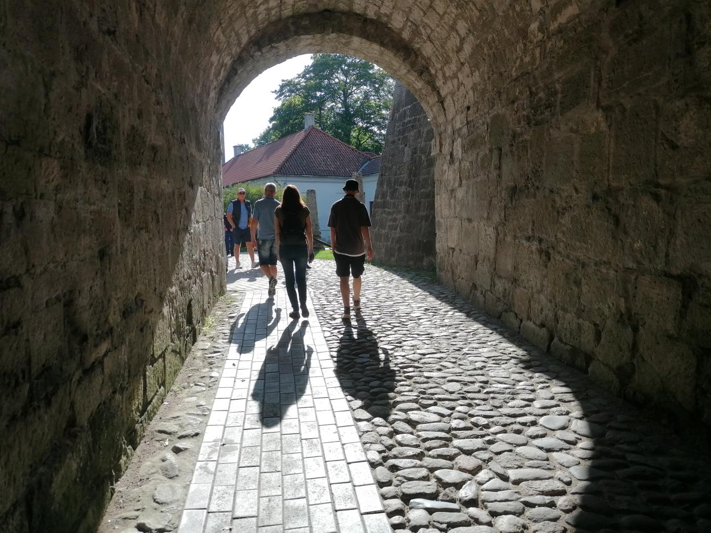 Saremos vyskupų pilis . Šitame praėjime pažymėjo šiksnoparnis. Teko grįžt į viešbutį pakeisti baltinius. Pažymėjo gausiai