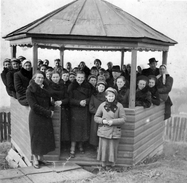 Pavasarininkų šventė Vilkijoje 1938. Padauguviečiai iš dešinės: 1 Bronė Vasiliauskaitė, 2 Nastė Ajauskaitė, 4 Olė Sasnauskaitė (Jokimavičienė), 5 Bronė Kasparavičiūtė, 6 Olė Kasparavičiūtė. Antroje eilėje: 1 Onutė Liutvinaitė (Kvosčiauskienė). Su skrybėle dešinėje Kazimieras Kvosčiauskas. Priekyje šviesiu paltu Bronė Kaminskaitė (Simonaitienė Pranienė)