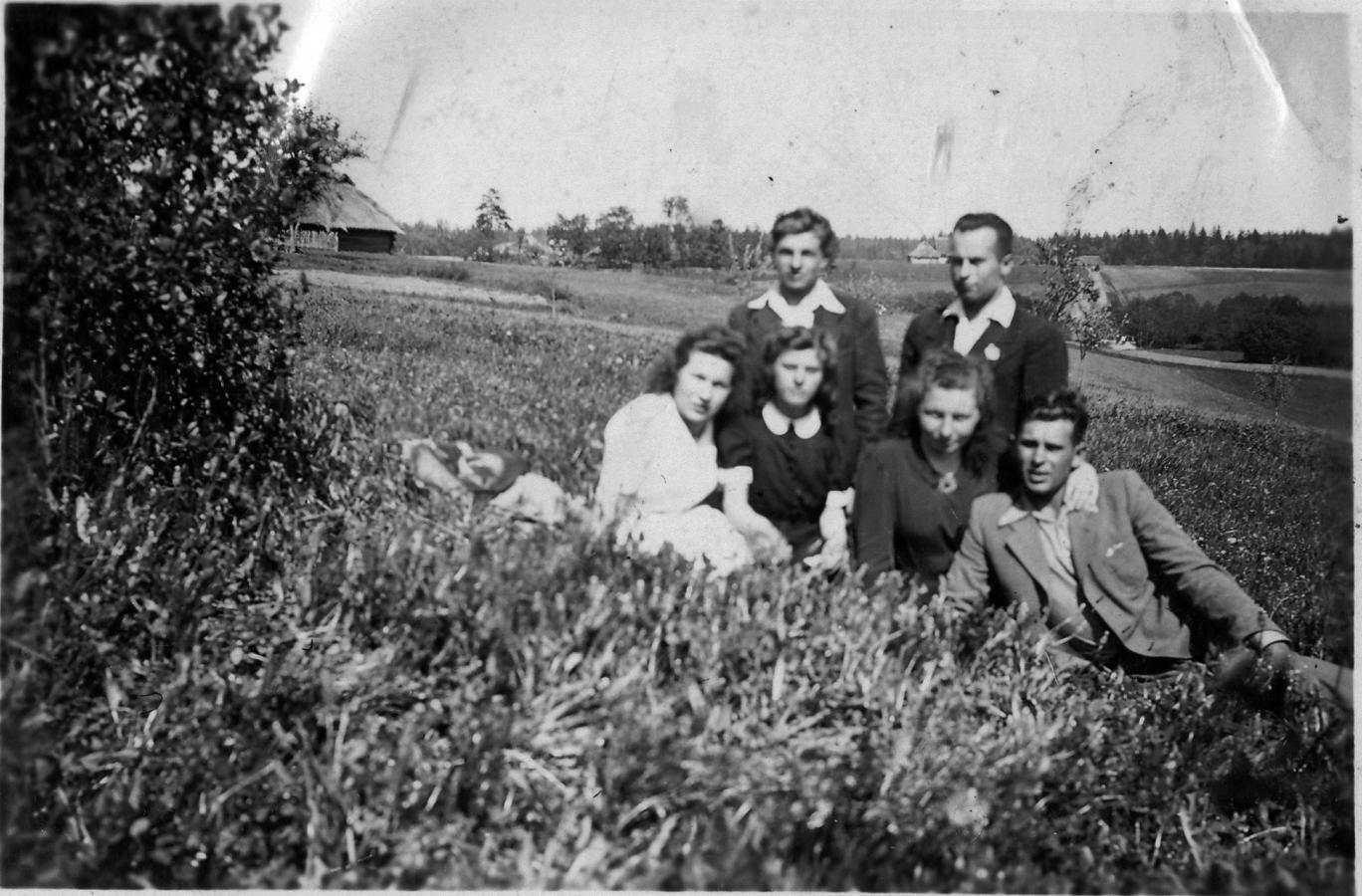 Iš dešinė JOnas Jonaitis Aleksandra Kasparavičiūtė_Jonaitienė Bronė Striukaitytė, Bronė Kasparavičiūtė -stovi- Antanas Kasparavičius Mykolas Kaminskas