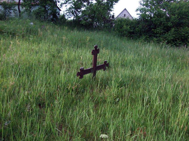 Senose Vilkijos kapinėse nuošaliai išlikęs kryžius
