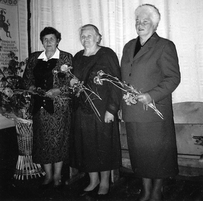 Iš kairės: J.Jančiuvienė, A.Sutkuvienė, El. Rakauskienė (padauguvos mokykla)