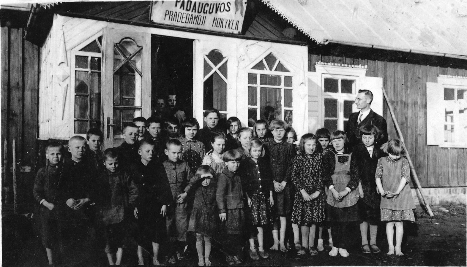 Padauguvos mokykla - mokytojas Pupa-1 eilė iš dešinės 2 Olė Kasperavičiūtė-Jonaitienė 3 Jadvyga Paulauskaitė-Kasparavičienė 5 Jadvyga Vitkauskaitė-Kavaliaukienė 8 Pranė Kavaliauskaitė -Kairėje Bronius Ajauskas