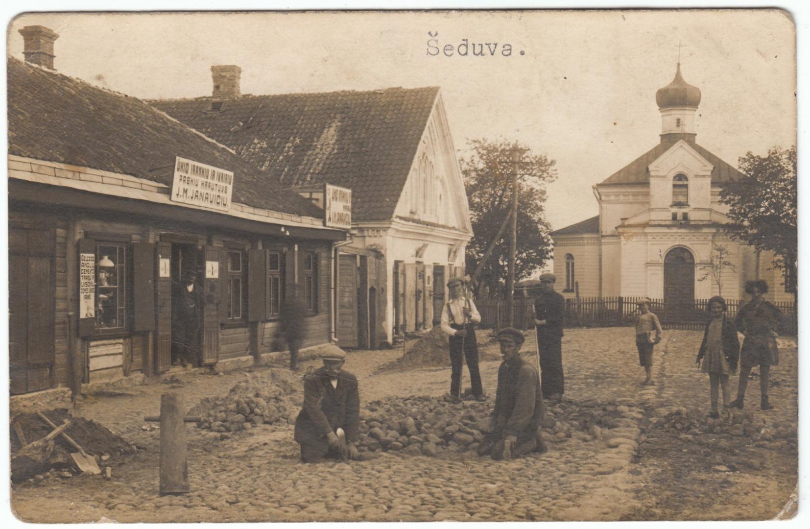 Šeduva. Vyrai grindžia į turgavietę vedančią gatvę .