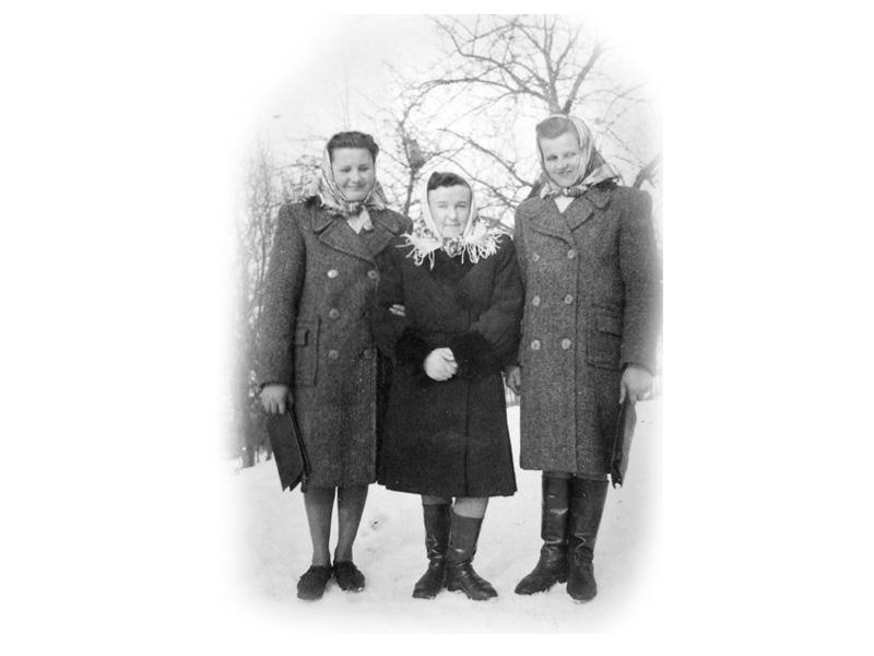 Iš kairės- Aldona Sapiegienė (LAurinaitytė), Bagdonaitė, Bronė Kaminskienė (Laurinaitytė)