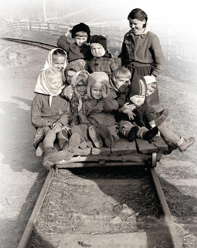 Tremtinių vaikai. Krasnojarsko krašto Manos rajono Širokij Logo kaimas. 1954
